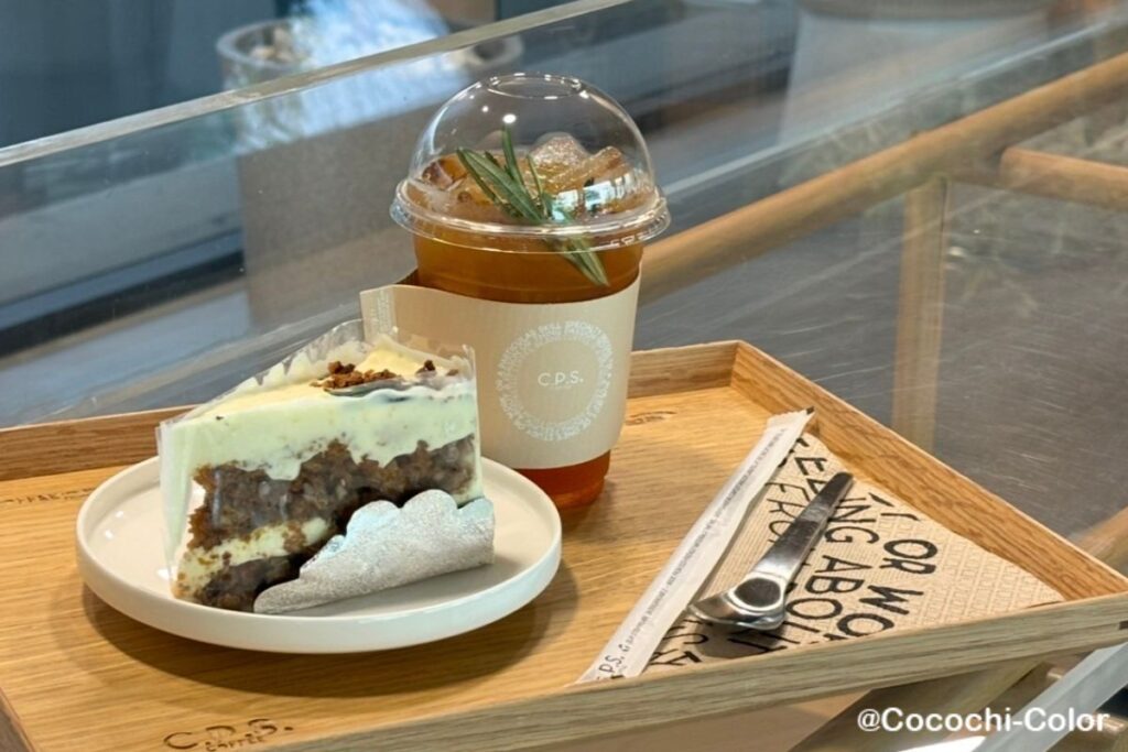 バンコク　スイーツ　キャロットケーキカフェ「C.P.S. COFFEE Flagship Sukhumvit 53 Thonglor」のキャロットケーキ