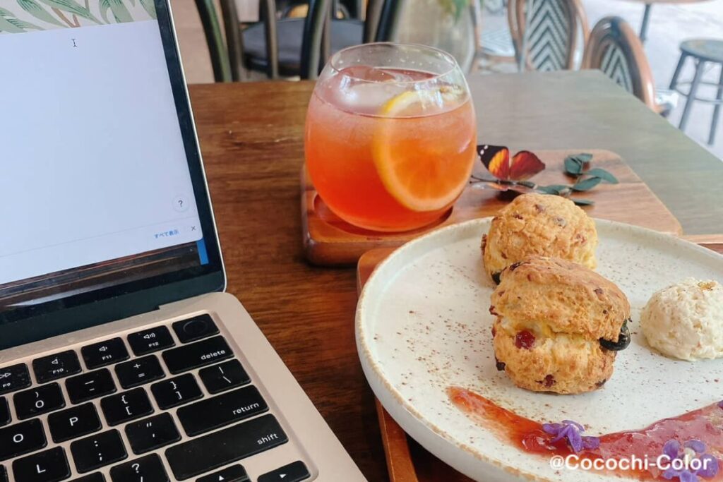 バンコク　トンロー　作業ノマドカフェ　勉強カフェ　Thea Cafe　飲み物とスコーン