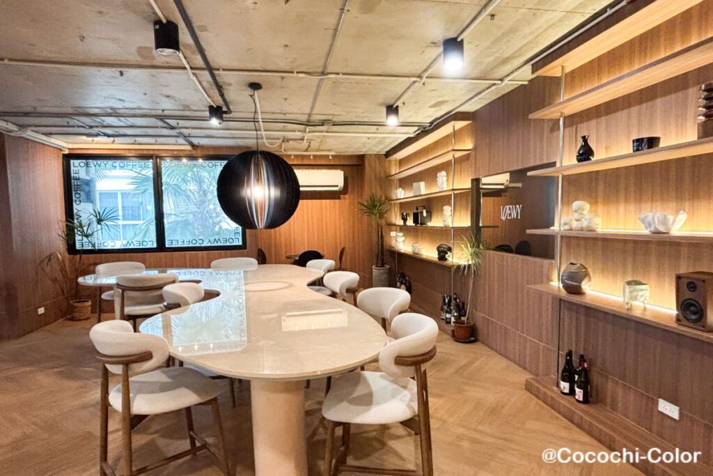 バンコクのオフィス街セントルイス駅 作業勉強カフェ LOEWY.BKK 内観白いテーブル