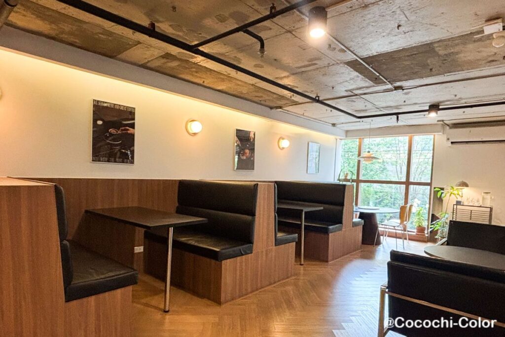 バンコクのオフィス街セントルイス駅 作業勉強カフェ LOEWY.BKK ソファ席