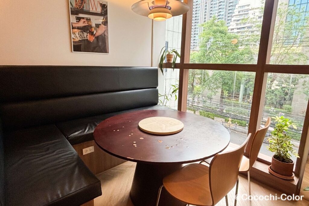 バンコクのオフィス街セントルイス駅 作業勉強カフェ LOEWY.BKK ソファ席