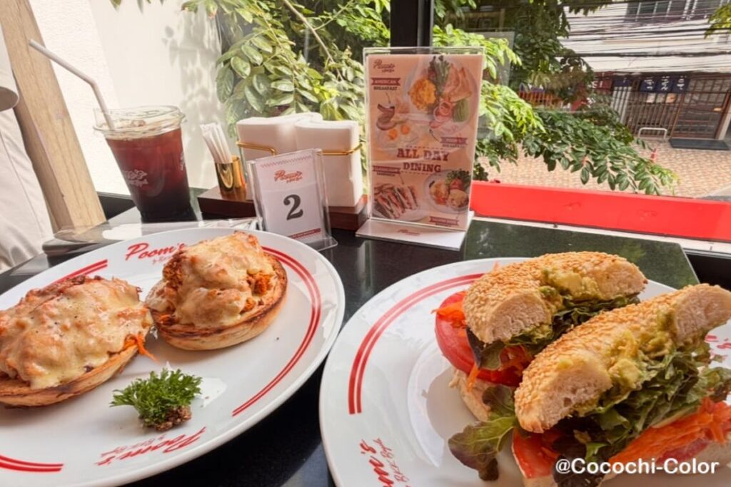 バンコク朝食カフェ『Poom's by BKK Bagels』のツナベーグルとトマトレタスベーグル