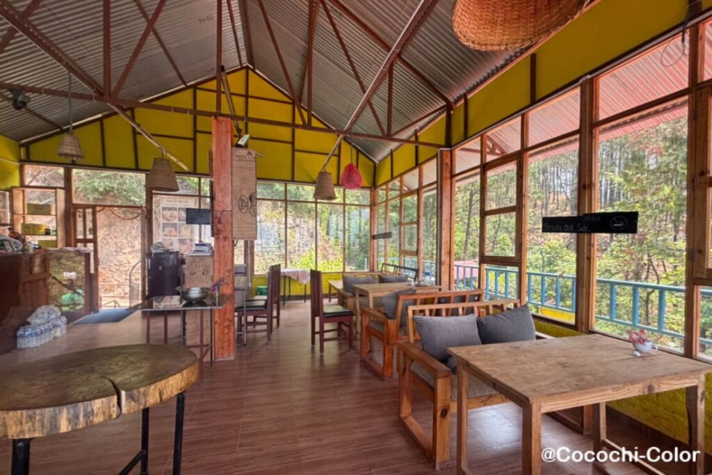 ネパール・ナガルコットのカフェ『Jungle Crown Organic Homestay』内観