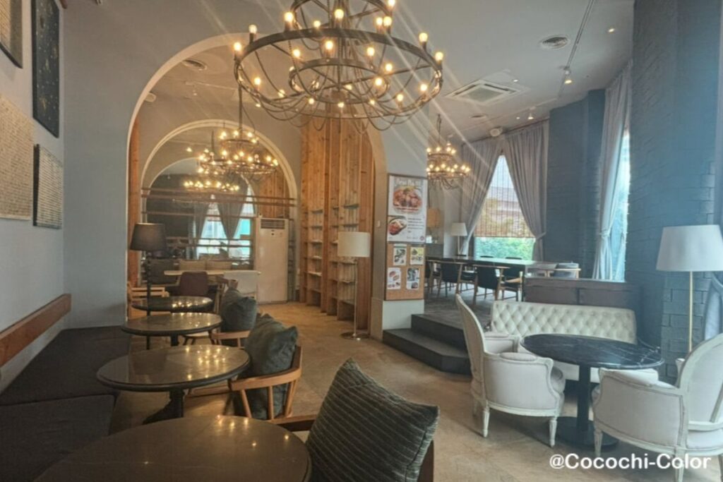 バンコク エカマイ 予約できるカフェ Hide away Cafe 内観