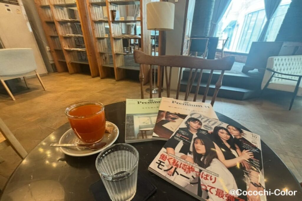 バンコク エカマイ 予約できるカフェ Hide away Cafe 雑誌読み放題