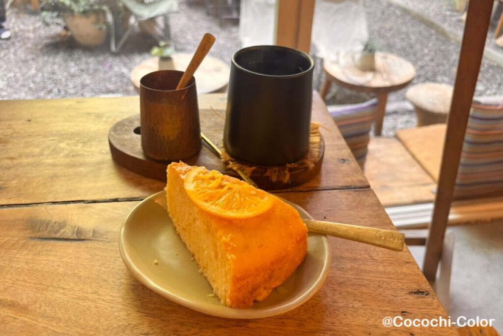 ネパール カトマンズのカフェ「kar.maCOFFEE @ HUB」オレンジケーキ