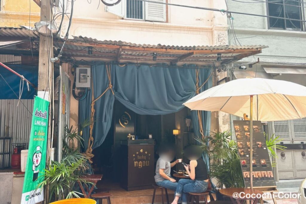 バンコクヤワラート　鉄板アイスカフェ「Lucky Ngou」入口
