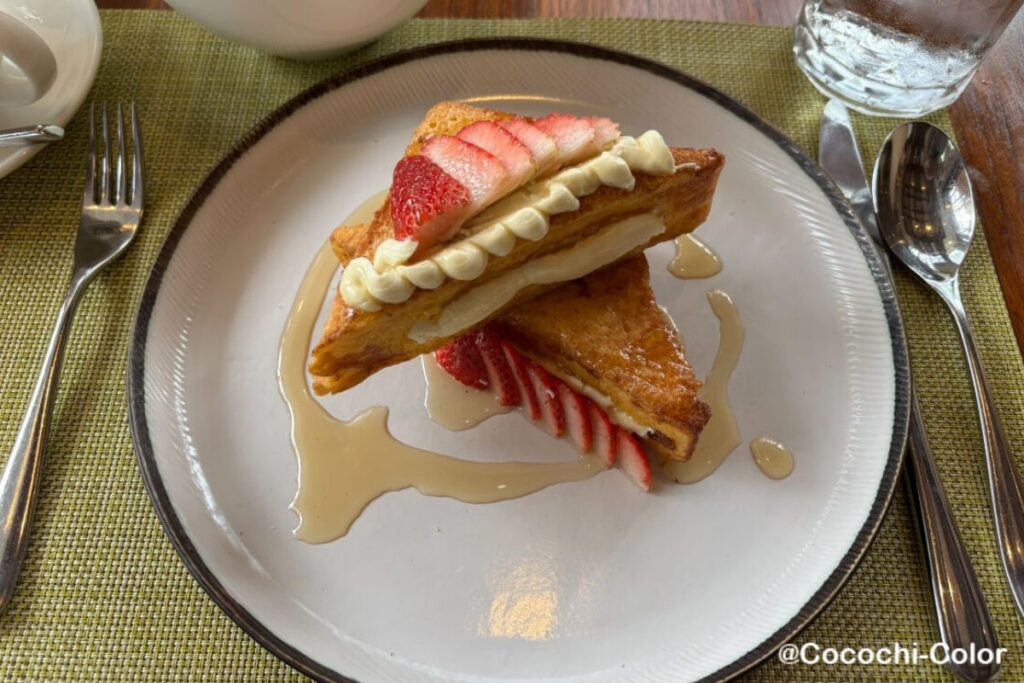 バンコク　フレンチトースト　カフェ　Bangkok Trading Post Bistro & Bar　ストロベリーフレンチトースト