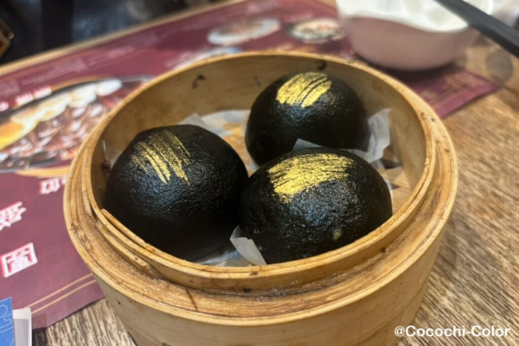 香港飲茶巡り「Dim Sum Here」の黒い蒸しパン　Steam Egg Yolk Black Ruuny Buns 