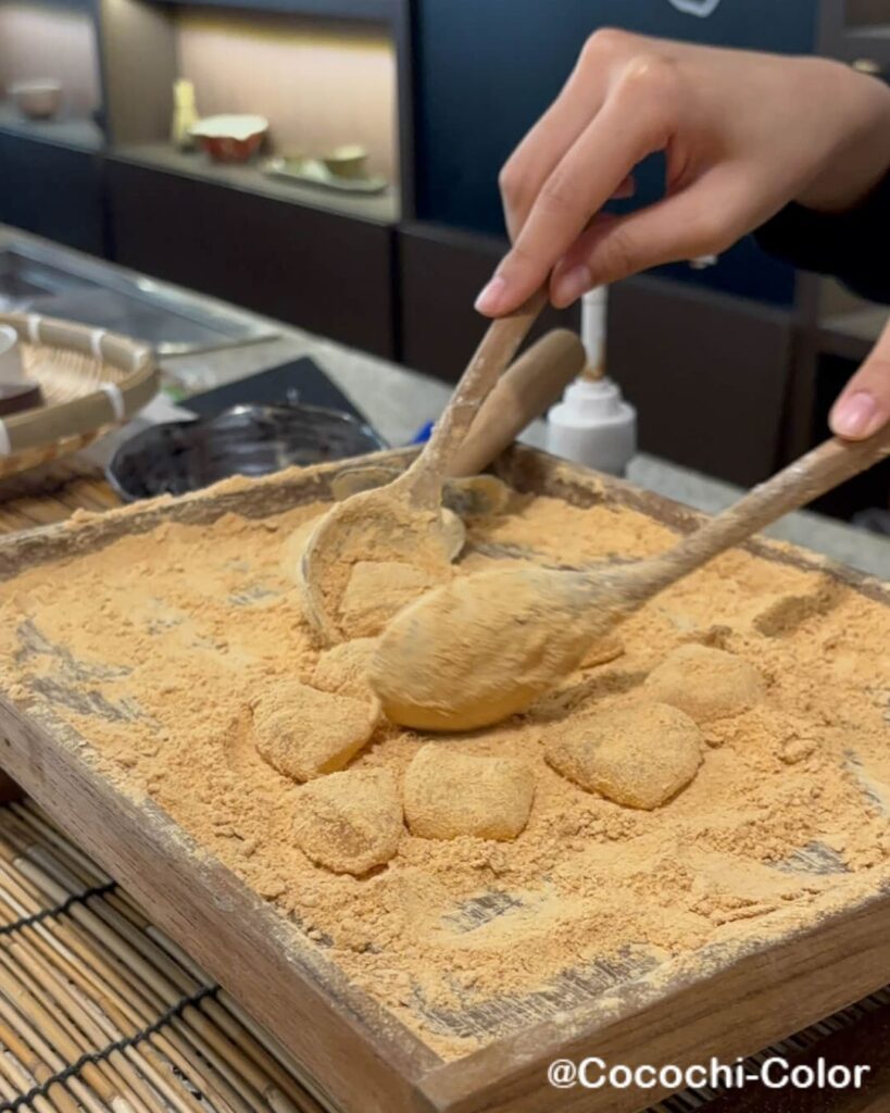 バンコクルンピニーで和菓子が食べられるカフェ「HOMU」のわらび餅作っている場面