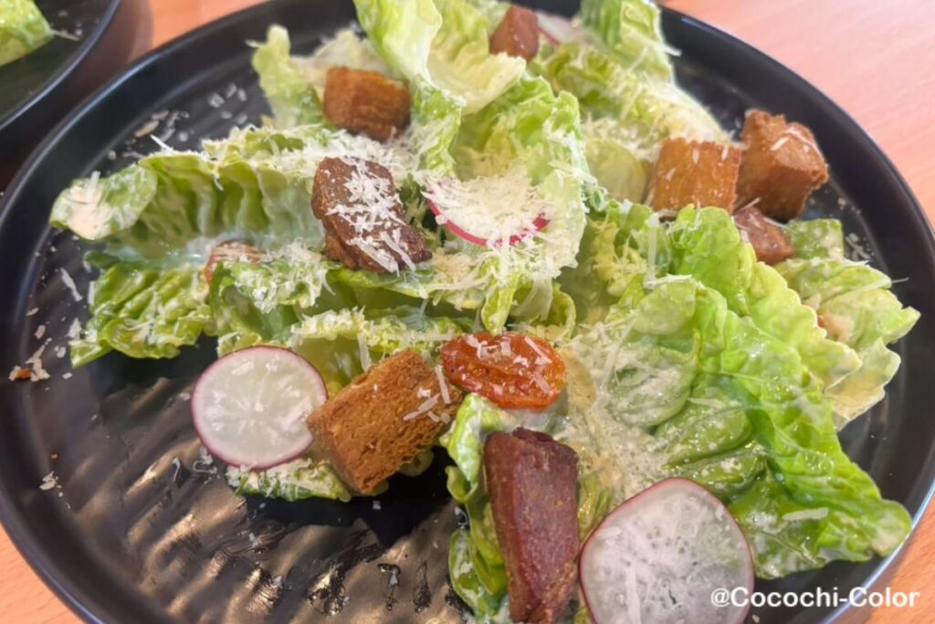バンコクで本格ベニエが食べられるサトーンカフェ「Nola」サラダ