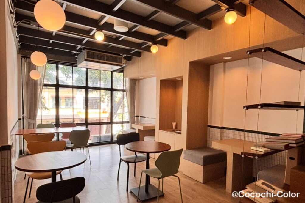 バンコクサムヨットのカフェ　期間限定桃スイーツ「The Pastry&Co.」の内観2階