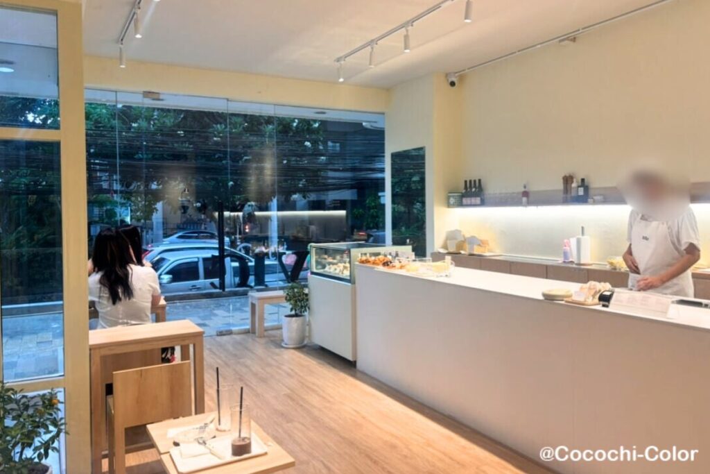 バンコクサムヨットのカフェ　期間限定桃スイーツ「Woolloomooloo Bakery 」内観