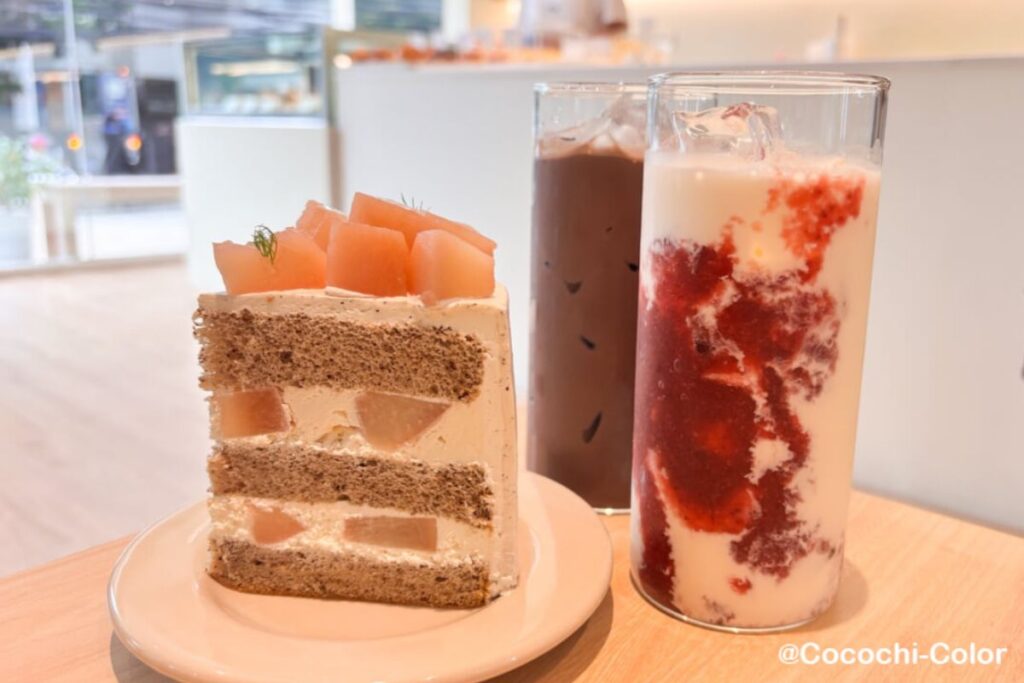 バンコクサムヨットのカフェ　期間限定桃スイーツ「Woolloomooloo Bakery 」の桃ショートアールグレイケーキ