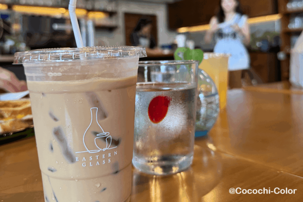 バンコクのラックソン駅にあるイースタングラスのカフェのカフェラテと水