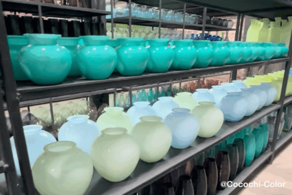 バンコクのラックソン駅にあるイースタングラスの店内の花瓶たち