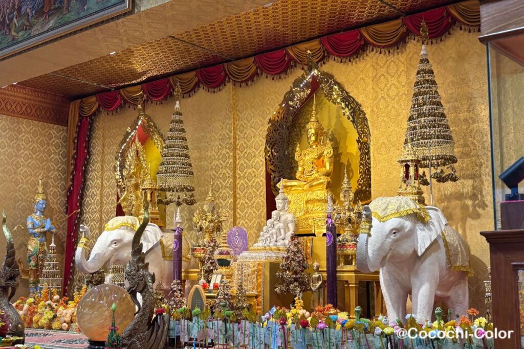 タイ・カオコーのワット・パーソンケーオ（Wat Pha Sorn Kaew）の中