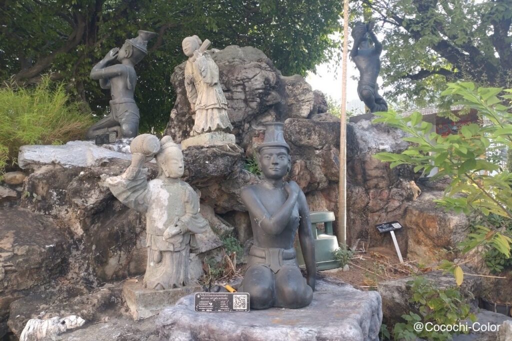 ワットポーのルーシーダットン像が並ぶ庭園。さまざまなポーズが展示されるタイの伝統的な癒しの空間。
Garden at Wat Pho with multiple Ruesi Datton statues — traditional Thai self-healing practice on display.