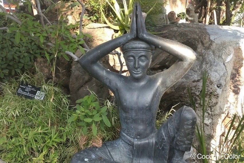 ワットポー境内にあるルーシーダットンの像。穏やかな表情で手を合わせ、心身の調和を表現。
Ruesi Datton statue at Wat Pho with hands together above the head — symbolizing balance of body and mind.
