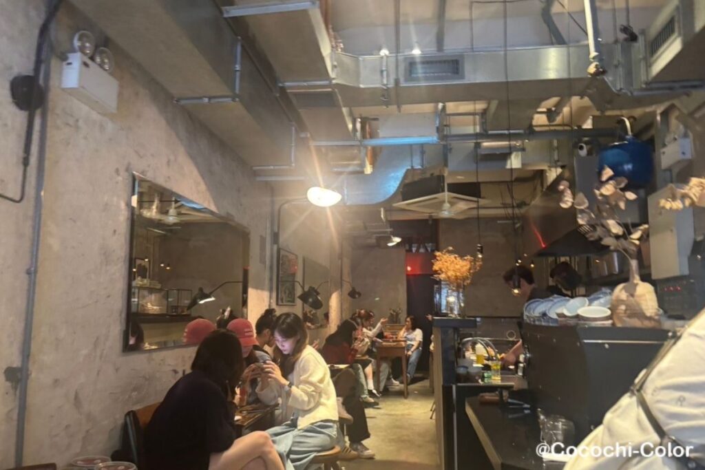 香港カフェ人気店 上環(Sheung Wan)駅 カップが可愛いカフェ「Halfway Coffee」の店内