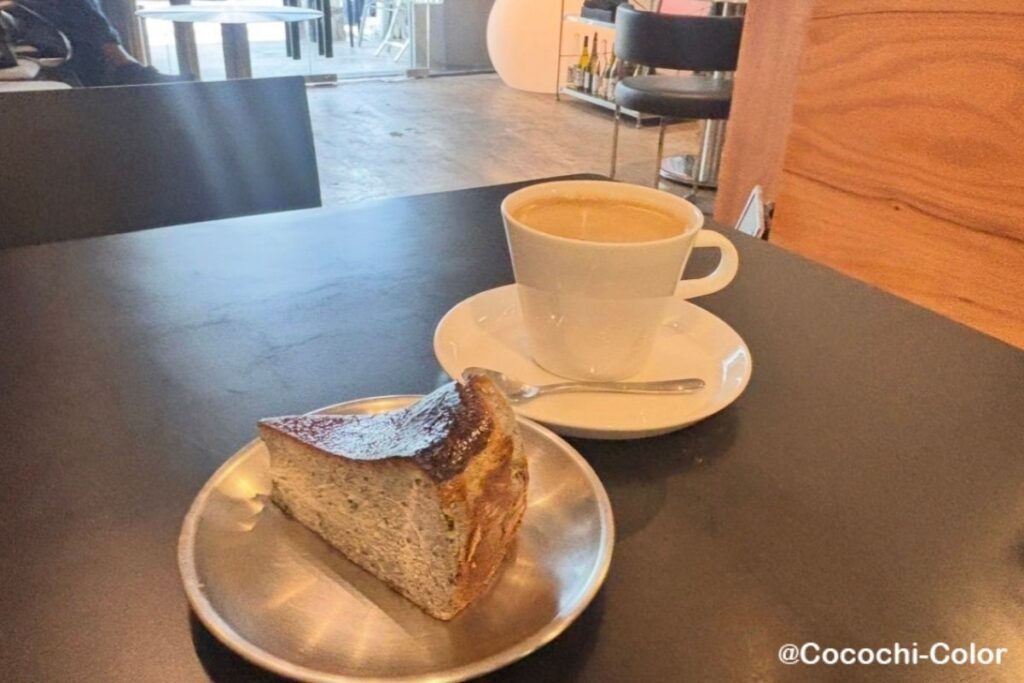 【バンコク】チーズケーキが美味しい癒し系カフェ アソーク「Greydient & Them - coffee cafe space」 ごまチーズケーキ