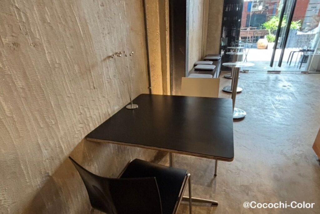 【バンコク】チーズケーキが美味しい癒し系カフェ アソーク「Greydient & Them - coffee cafe space」 1階