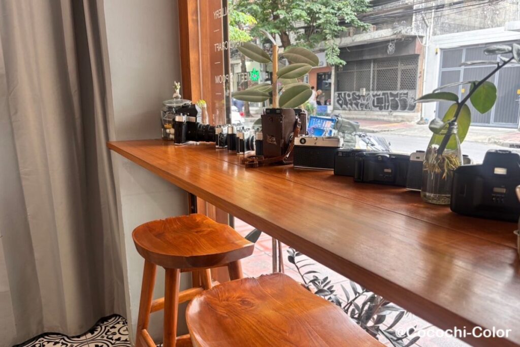 【バンコク】チーズケーキが美味しい癒し系カフェチョンノンシー 「MONOCHROME」のカウンター