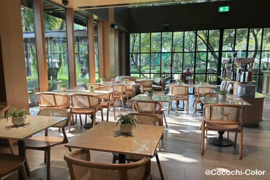 チットロムの作業勉強カフェ「Ecole Ducasse Nai Lert Bangkok Studio & Café」の内観