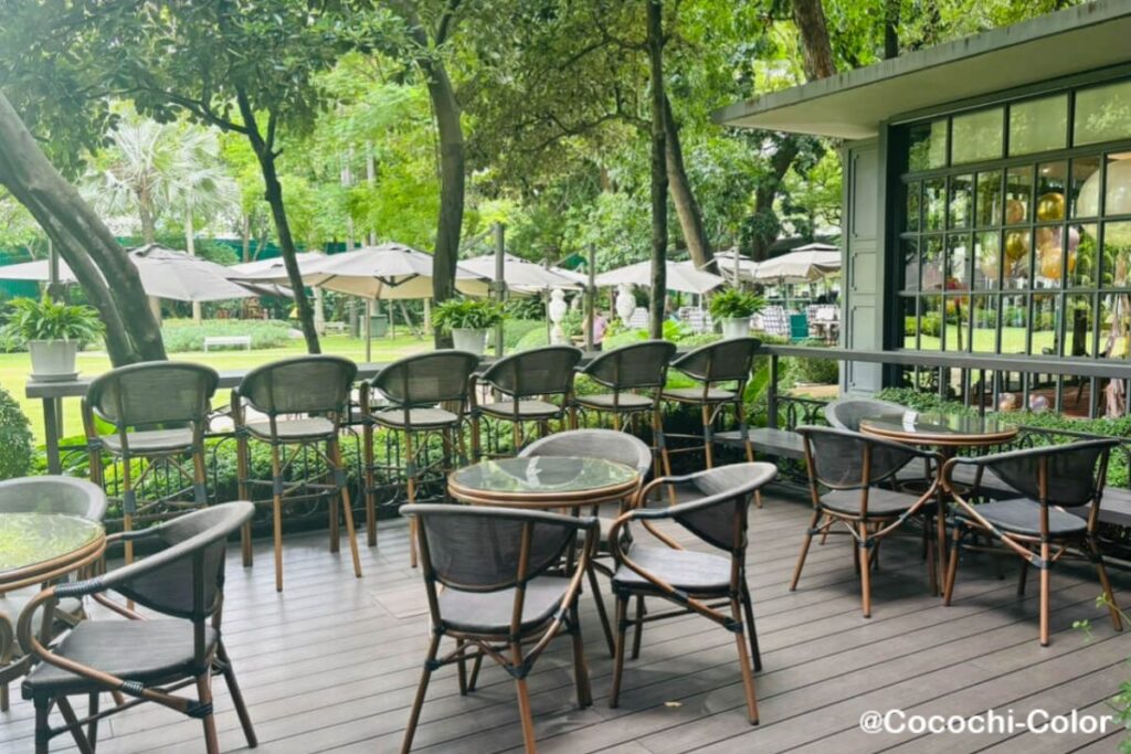 チットロムの作業勉強カフェ「Ecole Ducasse Nai Lert Bangkok Studio & Café」のテラス