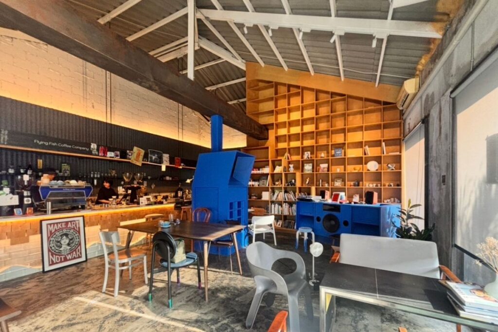 タイ・バンコク　スイーツ　プリンのカフェ「Flying Fish Coffee Company」の内観