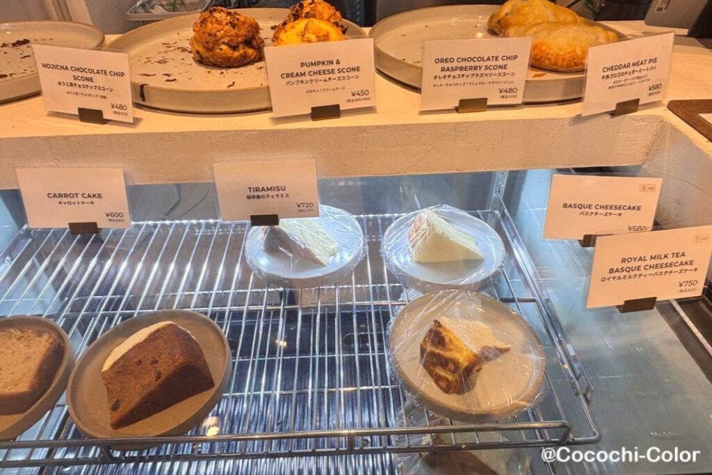 チーズケーキが有名な東京・大崎の隠れ家カフェ「HONEYCOMB COFFEE」のショーケース。バスクチーズケーキやスコーン、ティラミスなどが並ぶ