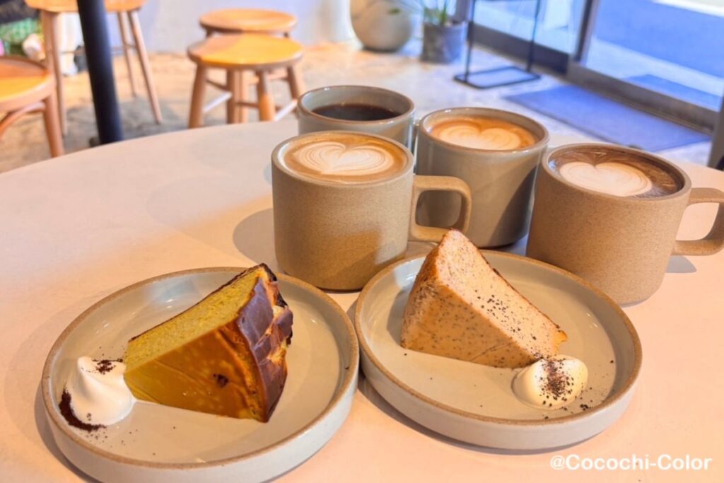 チーズケーキが有名な東京・大崎の隠れ家カフェ「HONEYCOMB COFFEE」のロイヤルミルクティーバスクチーズケーキとピスタチオバスクチーズケーキ、ラテ