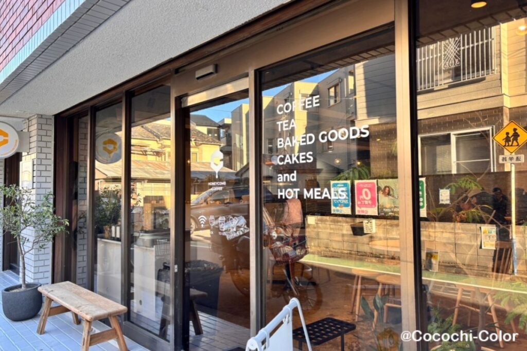 五反田・大崎エリアにあるHONEYCOMB COFFEEの外観。ガラス張りのおしゃれなカフェ