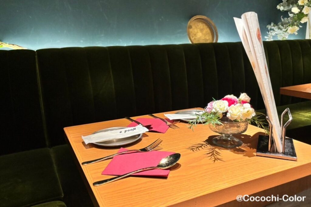 Nood e喫茶室・ゴールドカトラリーと薔薇のテーブルセット横浜カフェ
