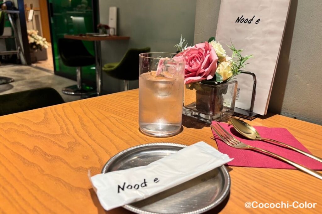 Nood e喫茶室・ゴールドカトラリーと薔薇のテーブルセット横浜カフェ