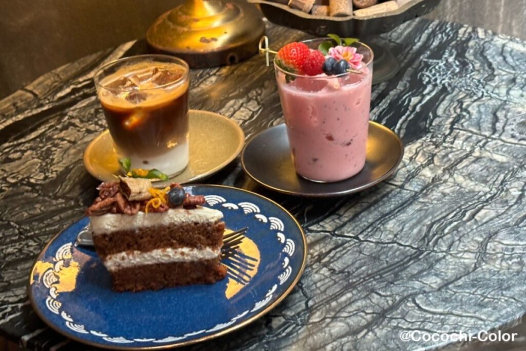 バンコク・アーリーカフェおすすめ徒歩圏内「BAY Aree」のスイーツキャロットケーキとドリンク