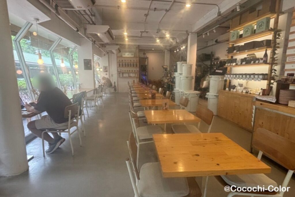 バンコク チットロム エリアの作業向けカフェ「Sarnies Roastery」内観