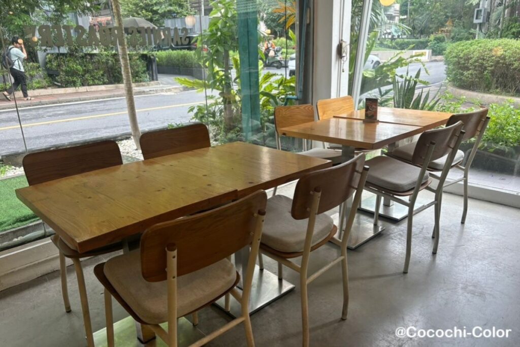 バンコク チットロム エリアの作業向けカフェ「Sarnies Roastery」テーブル席