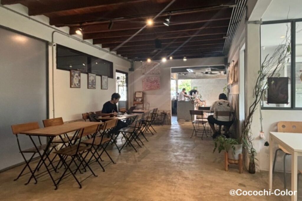 バンコク・アーリーカフェおすすめ徒歩圏内「ラリアートコーヒー」の店内