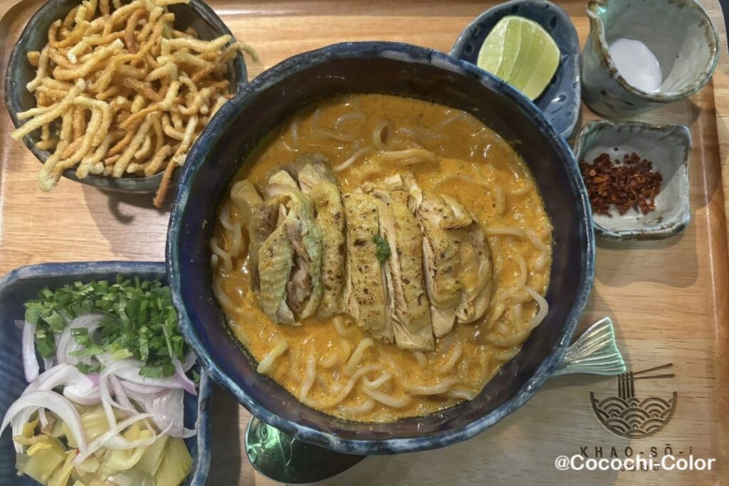カオソーイ。揚げ麺と鶏肉がのったタイ北部のカレーラーメン
