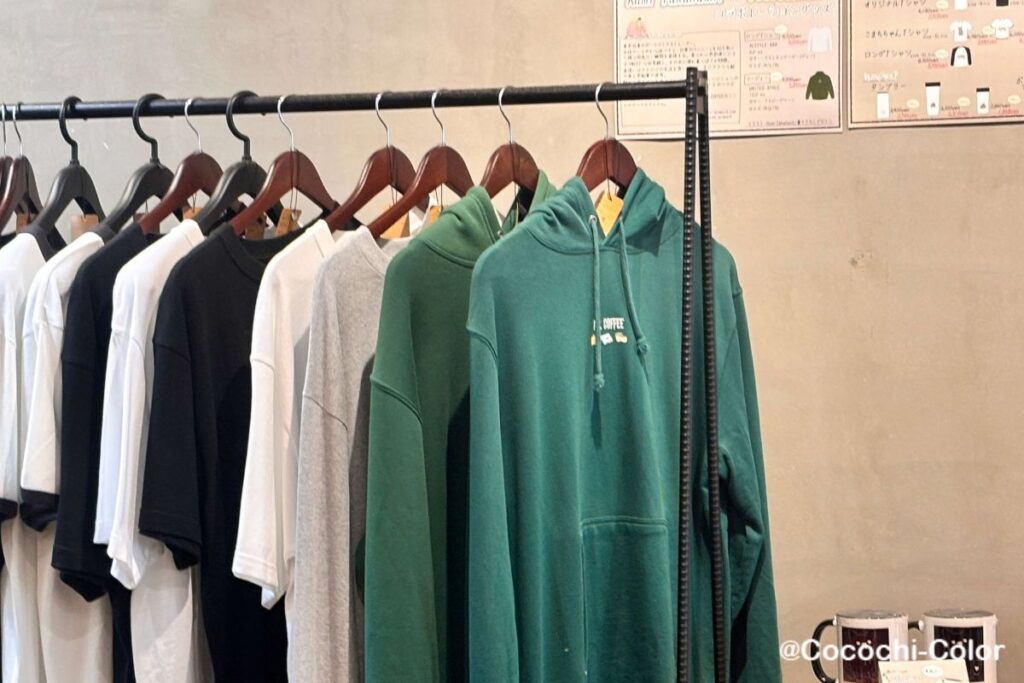 学芸大学のカフェP.S.COFFEEのオリジナルグッズ。ロゴ入りパーカーやTシャツが並ぶ店内