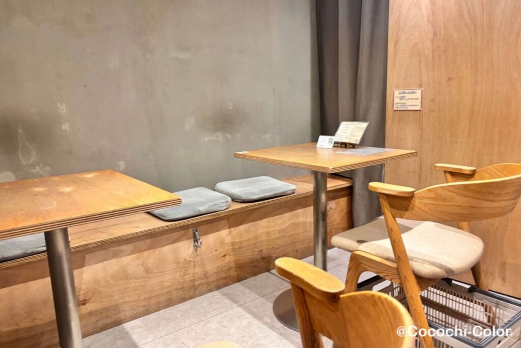 学芸大学駅近くのカフェP.S.COFFEEのテーブル席。木の家具とグレーの壁のおしゃれな店内